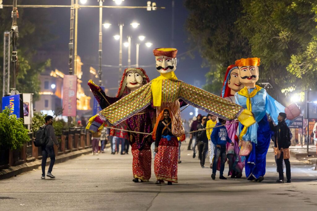 Live-size Human Puppets entertained the audience with their graceful movements.